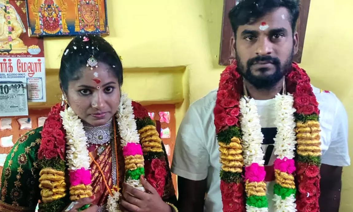 பெண்ணை ஏமாற்றி சிங்கப்பூர் ஓடிவந்த ஊழியர்… சென்னை விமான நிலையத்தில் அலேக்கா தூக்கிய போலீஸ் – சிறையில் வைத்தே திருமணம்!