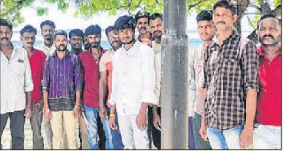 சம்பளம் இல்லாமல் தவிக்கும் 14 தமிழர்கள்: சொந்த ஊருக்கு திரும்ப முடிவு