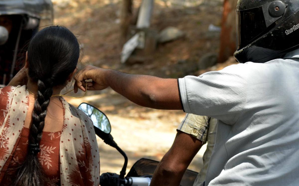 சிங்கப்பூரில் வேலை செய்யும் கணவர்; மனைவி கழுத்தில் 5 பவுன் சங்கிலி பறிப்பு – பட்டப்பகலில் மர்ம கும்பல் துணிகரம்